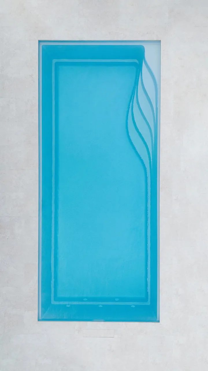 Bovenaanzicht van een WaterRows zwembad met helderblauw water en gebogen instaptreden
