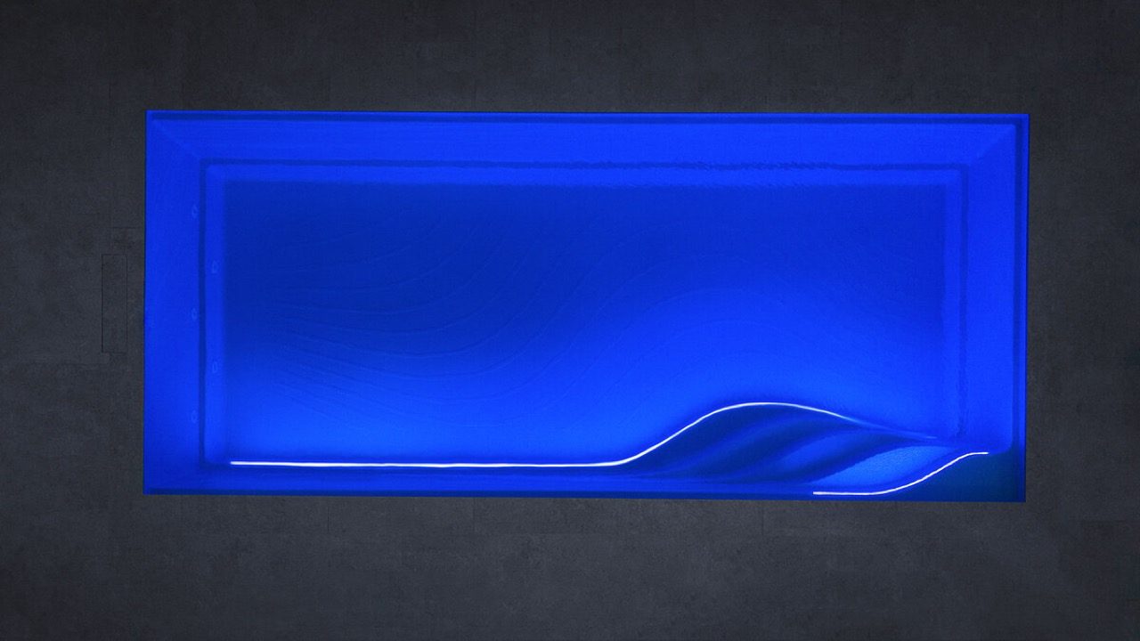 Bovenaanzicht van een WaterRows zwembad met blauwe ledverlichting bij nacht